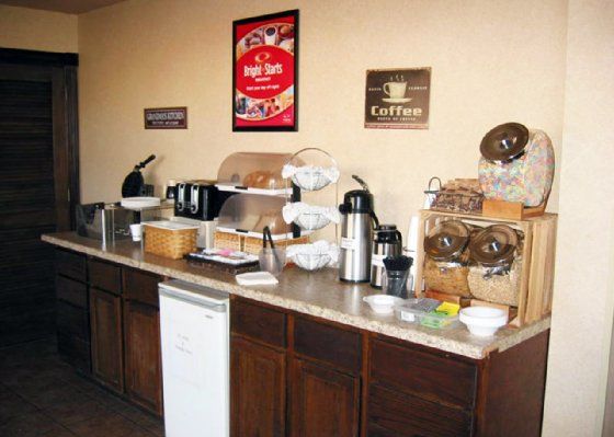 Econo Lodge Pratt Extérieur photo